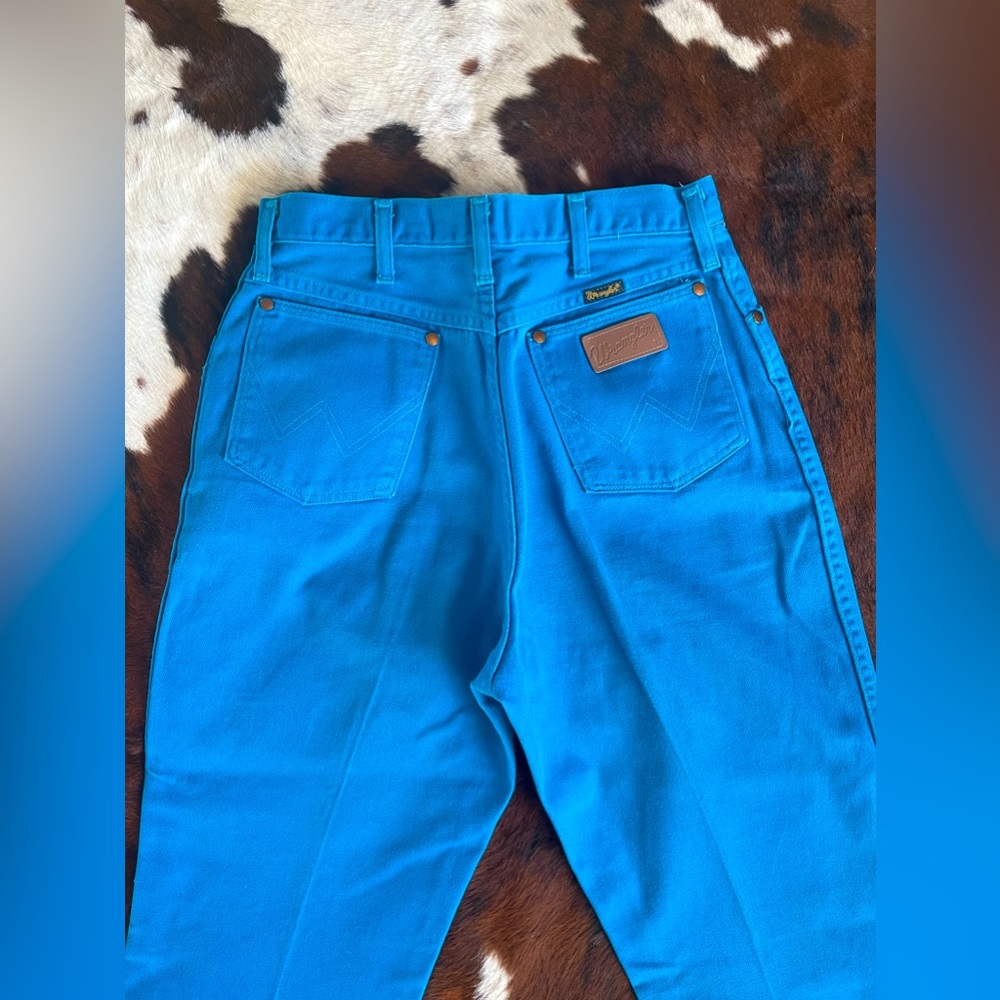 Vintage Wrangler Jeans Waist-31.5” Rise-13” Length-34”